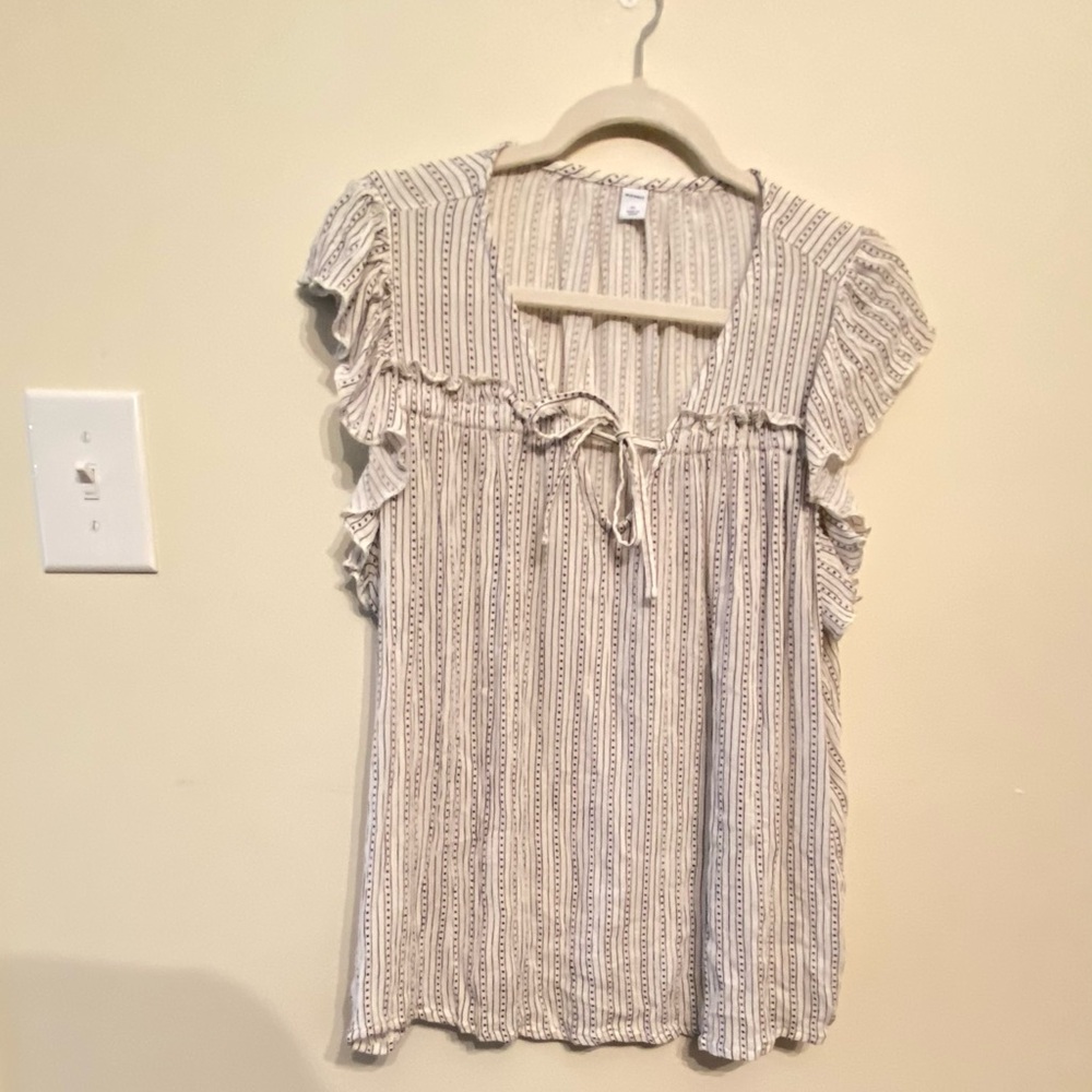 Old Navy black and white top